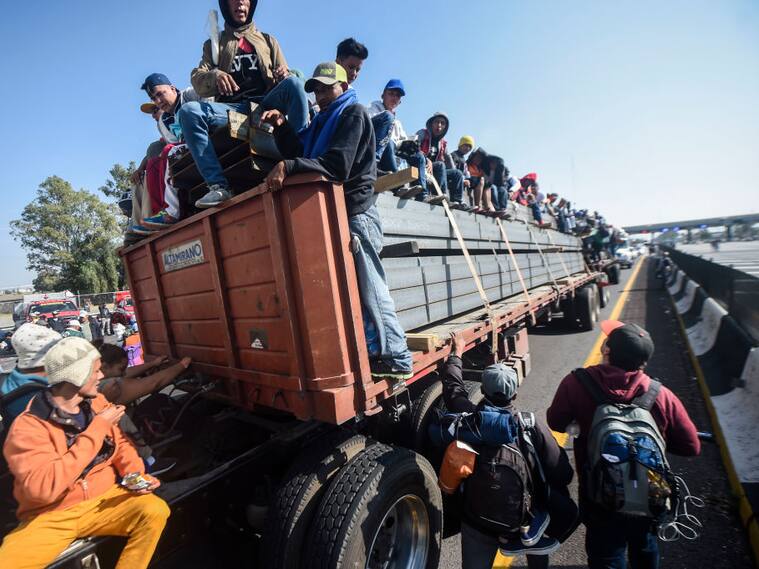 Familias de Centroamérica a bordo de un camión en ruta a EEUU