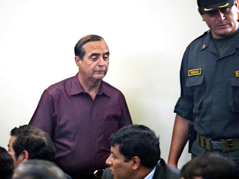 El exasesor presidencial peruano Alberto Fujimori asiste al tribunal en Lima, donde es enjuiciado por dos matanzas ocurridas durante el régimen de Alberto Fujimori.