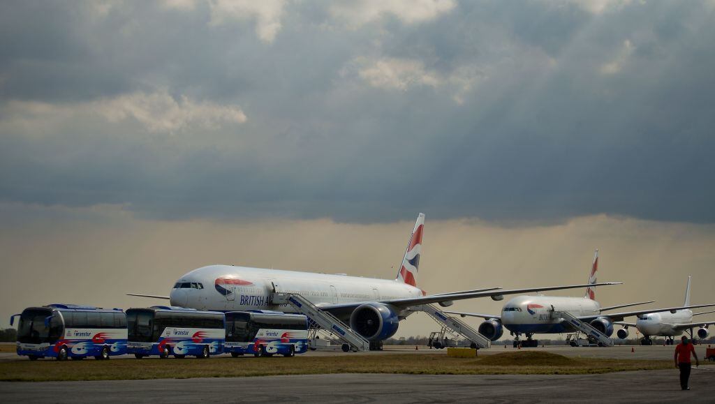Dos aviones al interior del Aeropuerto Internacional José Martí de Cuba