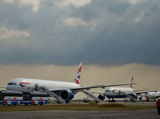 Dos aviones al interior del Aeropuerto Internacional José Martí de Cuba