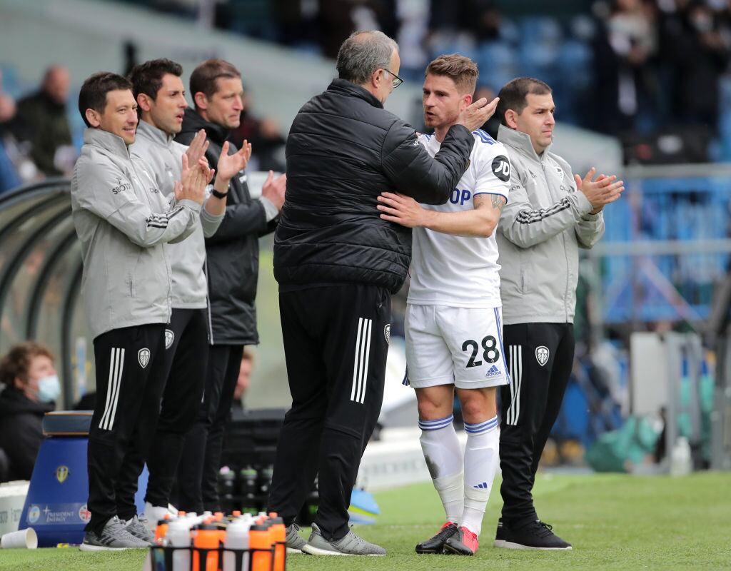 Marcelo Bielsa abrazó a uno de sus pupilos, el italiano Gaetano Berardi, quien dejará el equipo. Foto: Getty Images