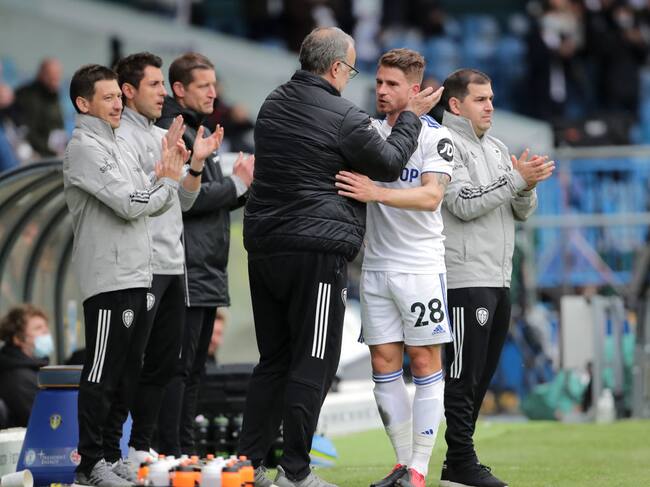 Marcelo Bielsa abrazó a uno de sus pupilos, el italiano Gaetano Berardi, quien dejará el equipo. Foto: Getty Images