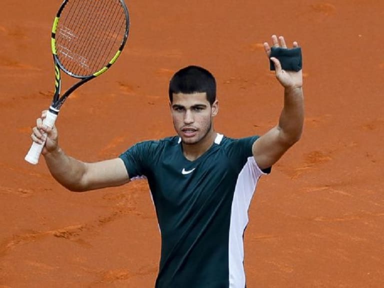 Carlos Alcaraz arrasó con Tsitsipas en Barcelona y quedó a solo dos partidos de ganar otro histórico torneo ATP