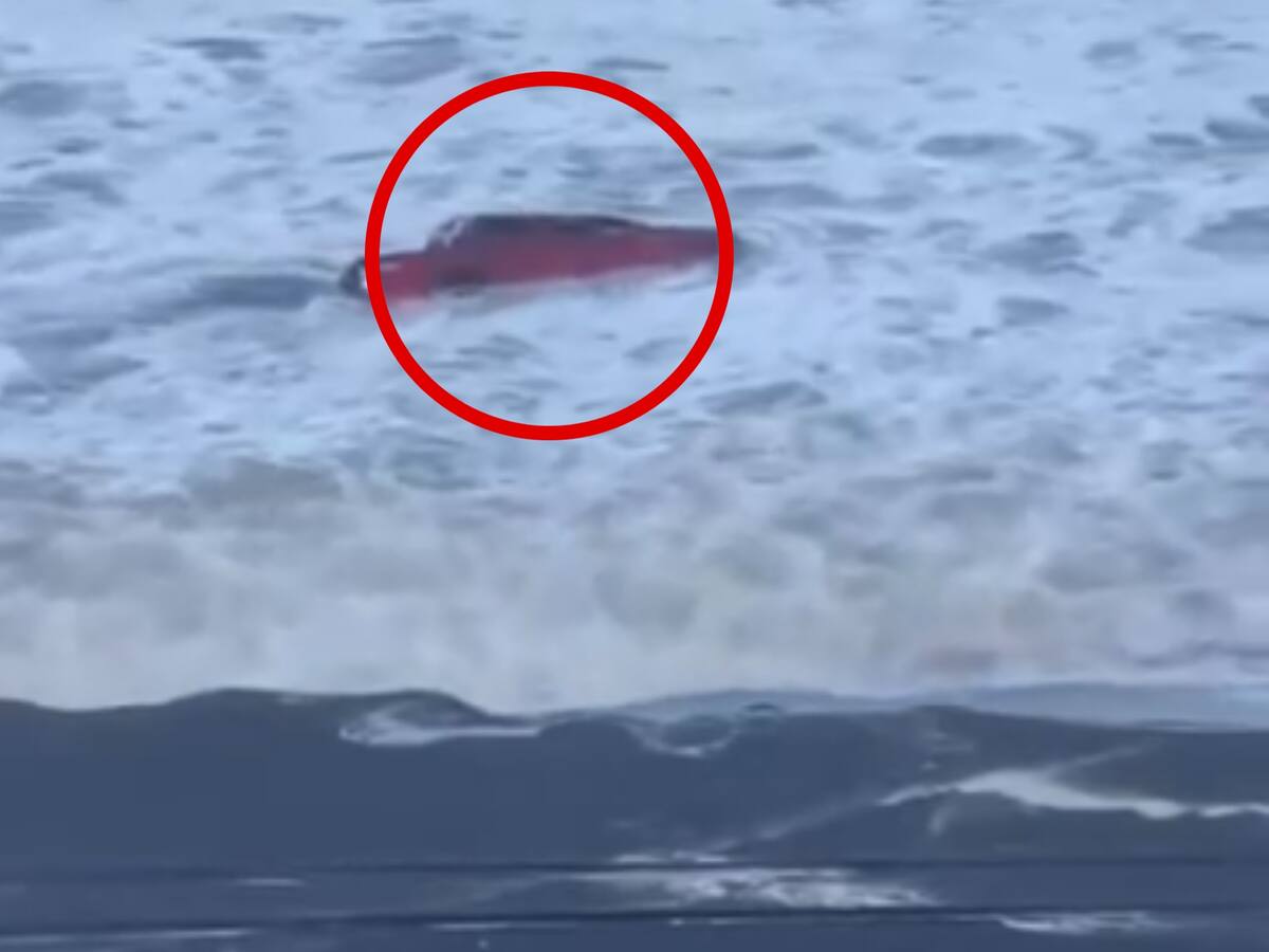Vehículo es arrastrado por el mar durante sistema frontal