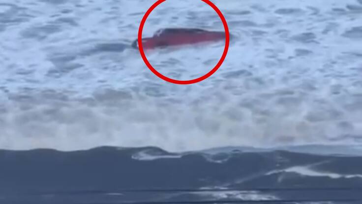 Vehículo es arrastrado por el mar durante sistema frontal