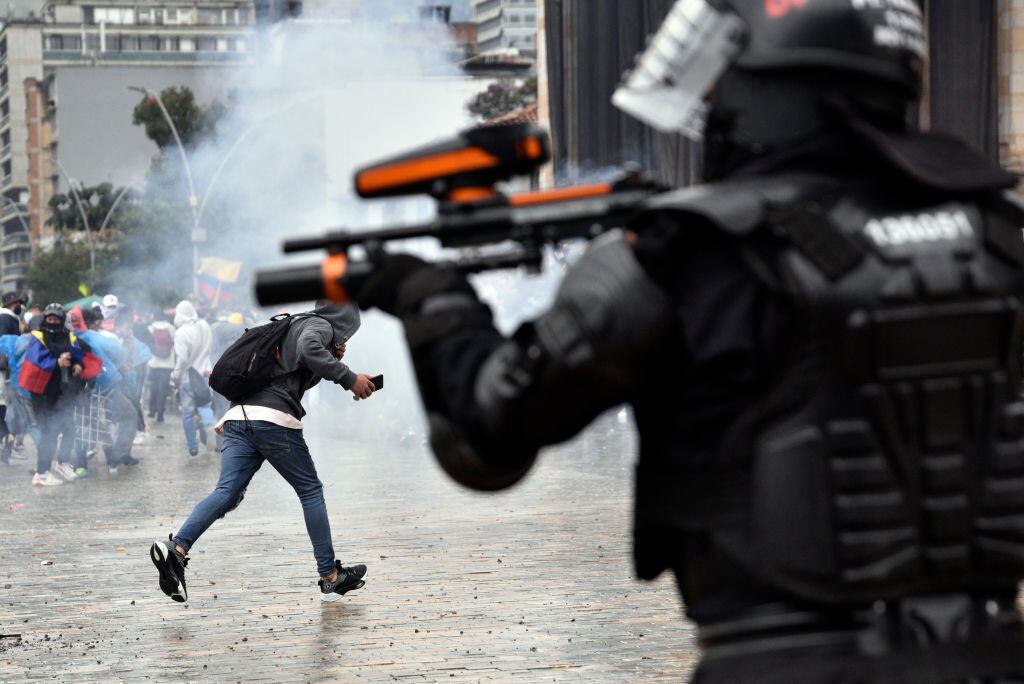 Policía dispara en medio de una protesta ciudadana en Bogotá