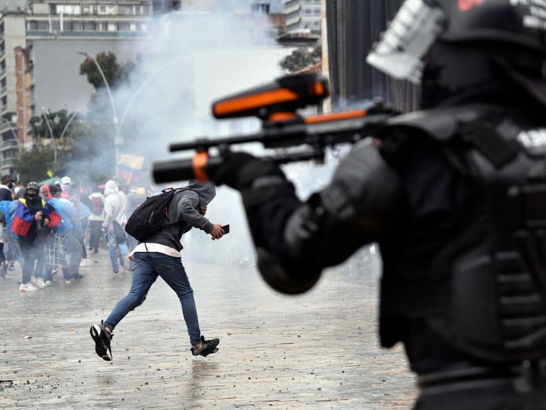 Policía dispara en medio de una protesta ciudadana en Bogotá