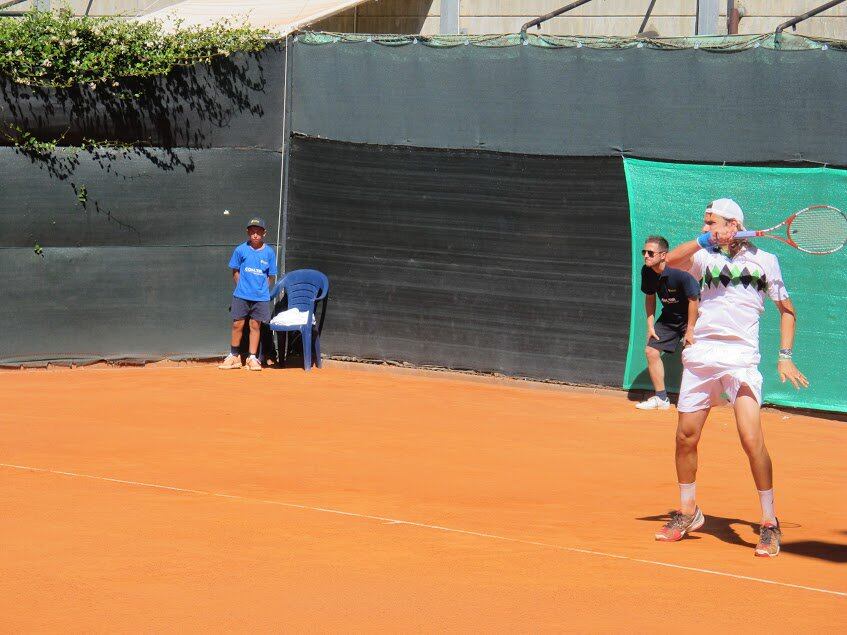 Enrico Becuzzi en una cancha de tenis