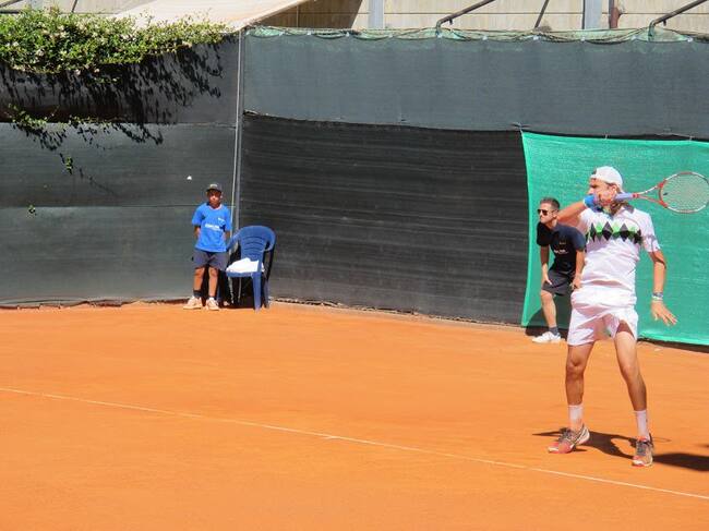 Enrico Becuzzi en una cancha de tenis