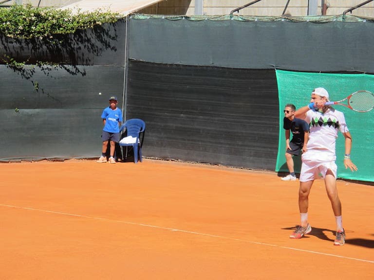 Enrico Becuzzi en una cancha de tenis