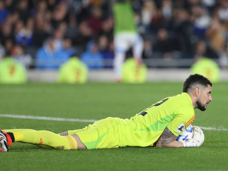 Gabriel Arias gana la pulseada para ser titular en el arco de La Roja ante Bolivia
