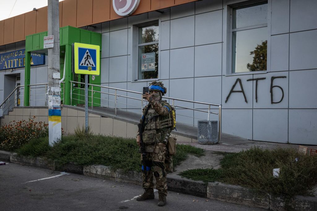 Un militar ucraniano graba un video mensaje en medio de una localidad tomada de la región rusa de Kursk.