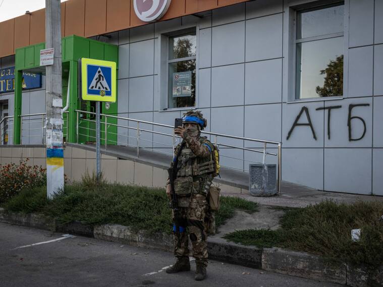 Un militar ucraniano graba un video mensaje en medio de una localidad tomada de la región rusa de Kursk.