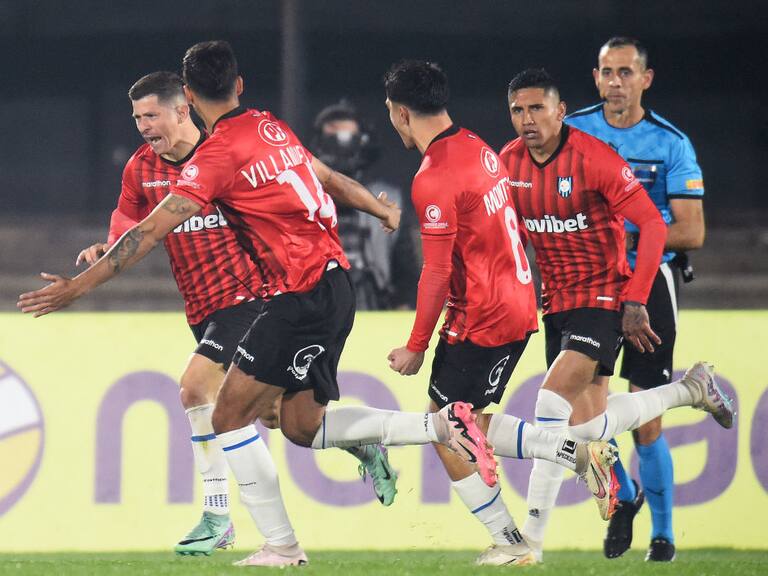Huachipato's Paraguayan forward Cris Martinez (L) celebrates with teammates after scoring his team's first goal during the Copa Sudamericana knockout round playoff second leg football match between Uruguay's Racing and Chile's Huachipato at the Centenario stadium in Montevideo on July 23, 2024. (Photo by DANTE FERNANDEZ / AFP) (Photo by DANTE FERNANDEZ/AFP via Getty Images)
