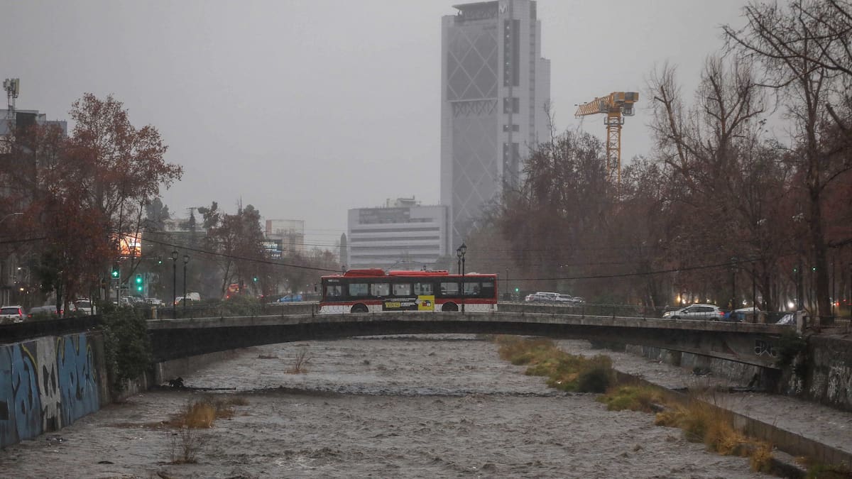 “El río Mapocho no se desbordó”: geógrafa explica qué ocurrió realmente con las inundaciones tras las lluvias
