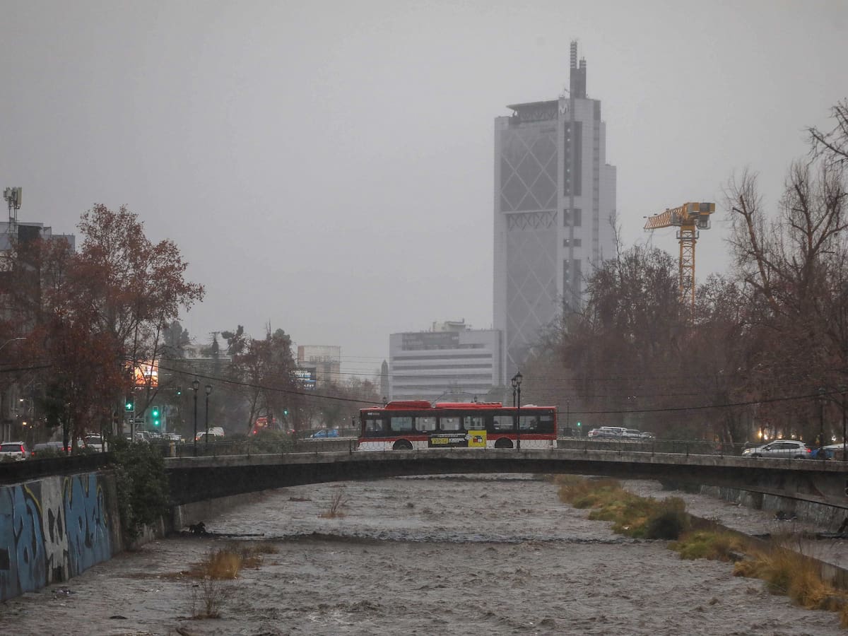 “El río Mapocho no se desbordó”: geógrafa explica qué ocurrió realmente con las inundaciones tras las lluvias