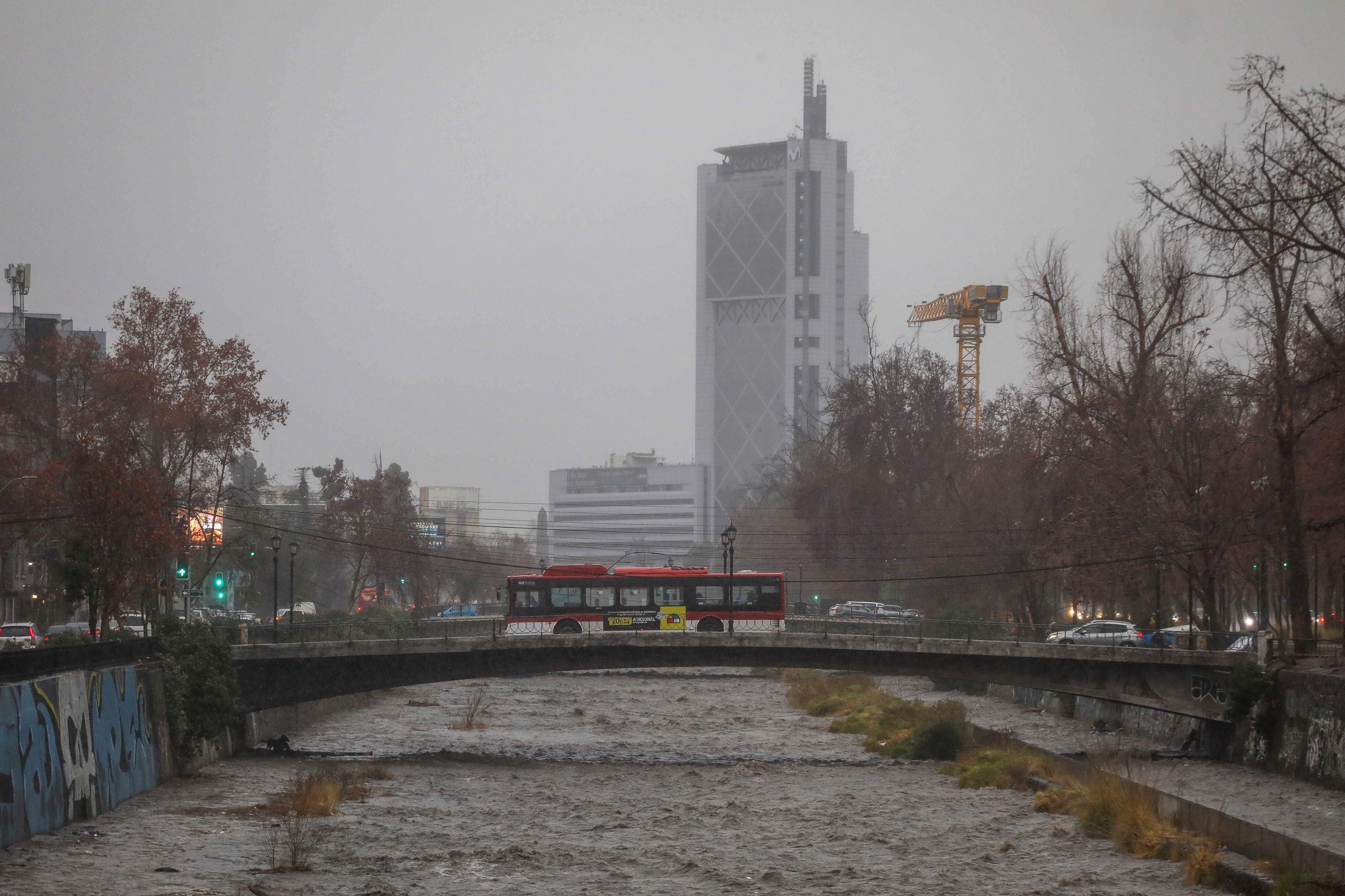 “El río Mapocho no se desbordó”: geógrafa explica qué ocurrió realmente con las inundaciones tras las lluvias