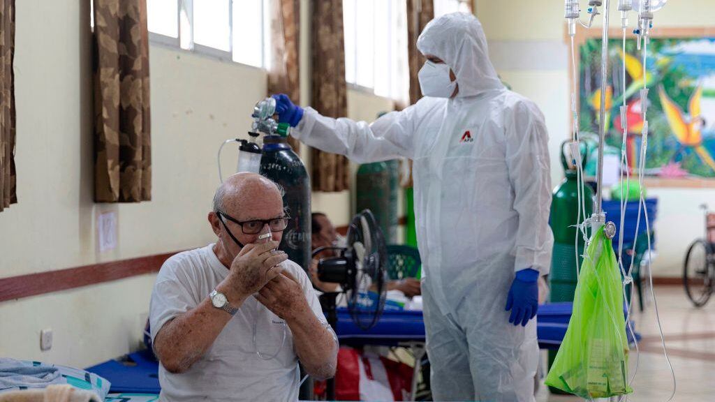A COVID-19 patient breathes with the assistance of oxygen at the regional hospital in Iquitos, the largest city in the Peruvian Amazon, on May 9, 2020 during the novel coronavirus pandemic. - Iquitos, one of the main sources of contagion for the new coronavirus in the country, desperately received an oxygen plant from Lima on Saturday to prevent the collapse of the health system in the impoverished region. "People do not die from the coronavirus, but from lack of oxygen"!, claims to AFP Spanish aid worker Geneva Pena. (Photo by Ginebra PENA / AFP) (Photo by GINEBRA PENA/AFP via Getty Images)
