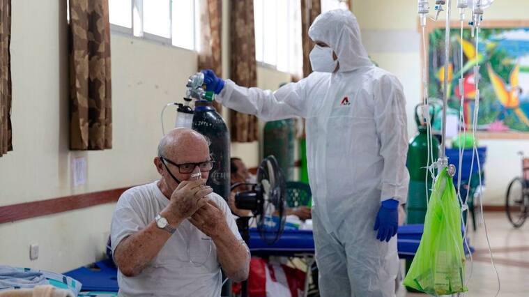 A COVID-19 patient breathes with the assistance of oxygen at the regional hospital in Iquitos, the largest city in the Peruvian Amazon, on May 9, 2020 during the novel coronavirus pandemic. - Iquitos, one of the main sources of contagion for the new coronavirus in the country, desperately received an oxygen plant from Lima on Saturday to prevent the collapse of the health system in the impoverished region. "People do not die from the coronavirus, but from lack of oxygen"!, claims to AFP Spanish aid worker Geneva Pena. (Photo by Ginebra PENA / AFP) (Photo by GINEBRA PENA/AFP via Getty Images)