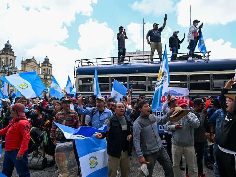 Protestas en Guatemala contra fiscales que persiguen al futuro partido gobernante