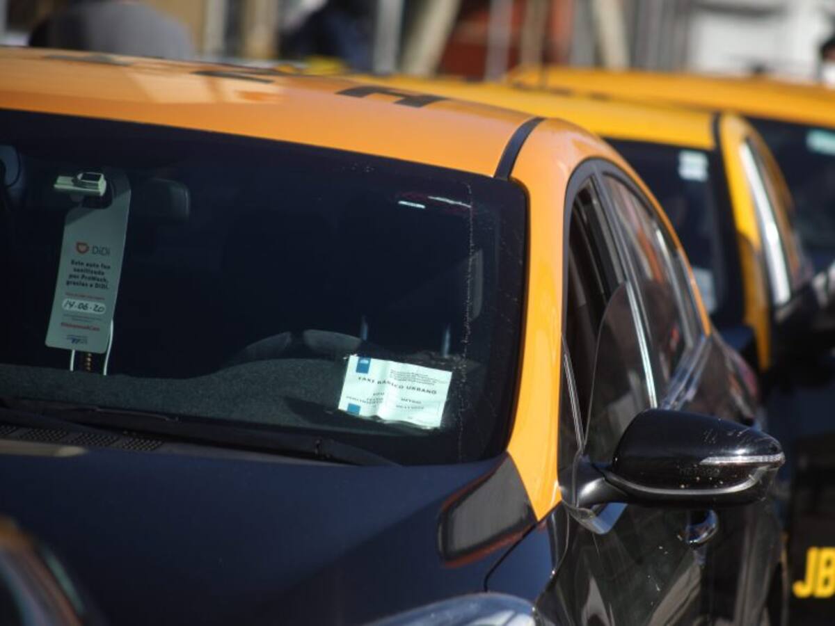 Pymes y taxistas valoraron baja en las bencinas, pero criticaron precios: piden disminución de $150 por litro