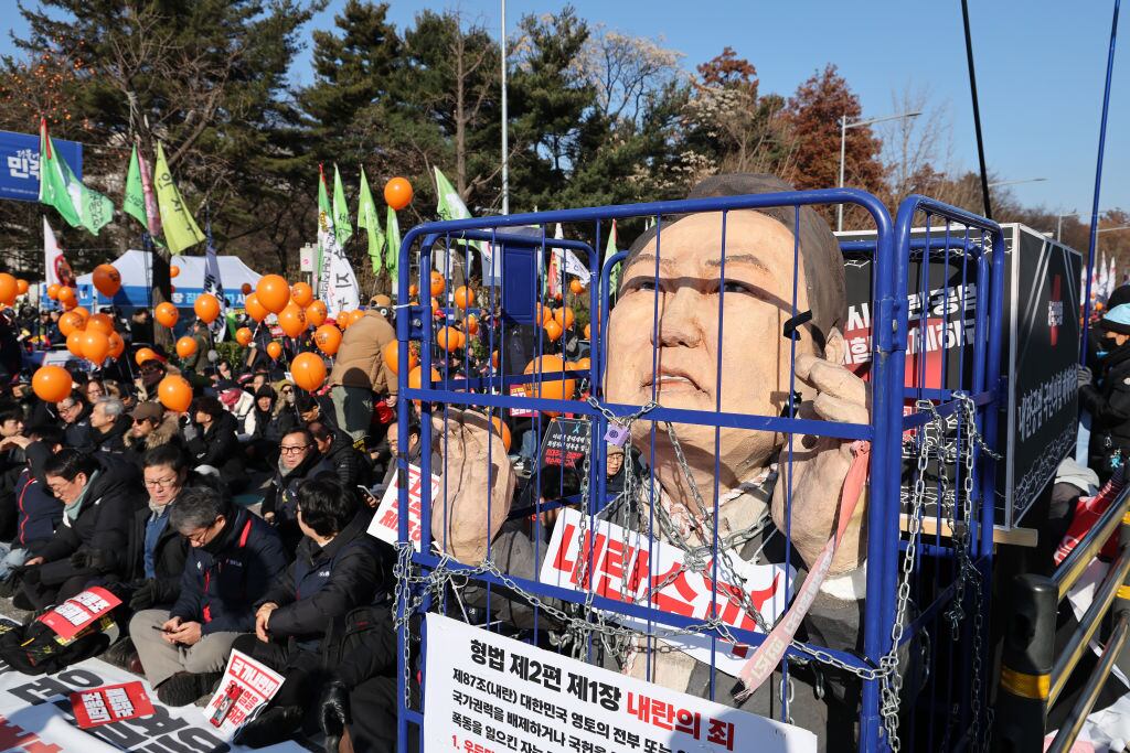 Manifestantes en la ciudad de Seúl piden un juicio y el encarcelamiento del presidente destituido Yoon Suk Yeol por aplicar la Ley Marcial