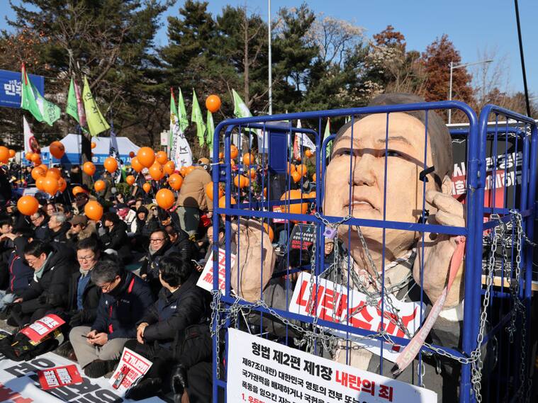 Manifestantes en la ciudad de Seúl piden un juicio y el encarcelamiento del presidente destituido Yoon Suk Yeol por aplicar la Ley Marcial