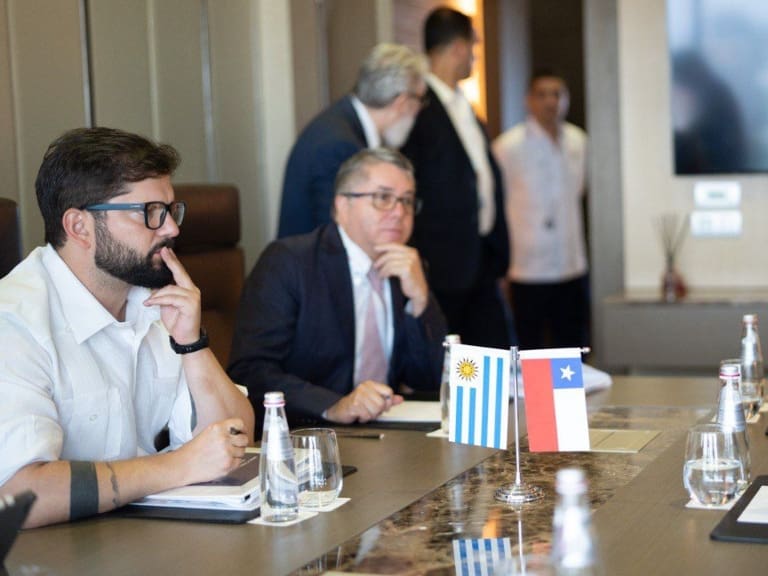 Presidente Boric y su par de Uruguay Luis Lacalle Pou sostienen reunión sobre intercambio comercial y fortalecimiento de la democracia