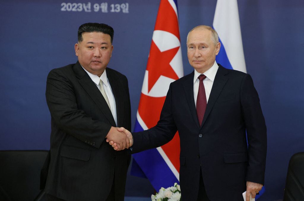 El presidente ruso Vladimir Putin y el líder norcoreano Kim Jong Un se saludan