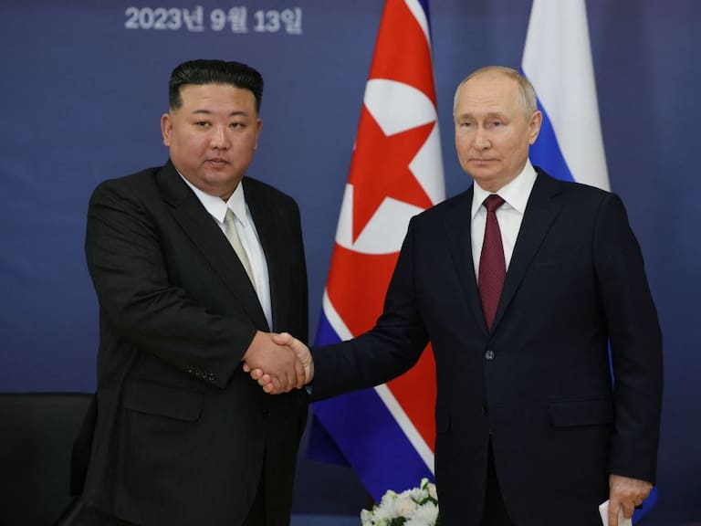 El presidente ruso Vladimir Putin y el líder norcoreano Kim Jong Un se saludan