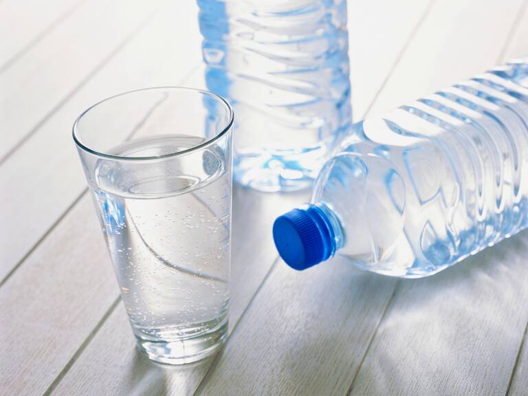 Estas son las personas que debería evitar tomar agua con gas, según una doctora