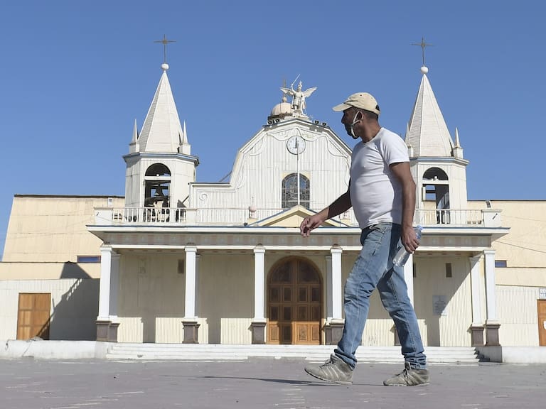 07 de JULIO de 2020 / IQUIQUEComienza fiscalización en los cordones sanitarios instalados por las autoridades de salud a la entrada de La Tirana, para evitar mayor propagación del coronavirus en esa ciudad luego de que la fiesta religiosa fuera suspendida.
FOTO: CRISTIAN VIVERO BOORNES/AGENCIAUNO