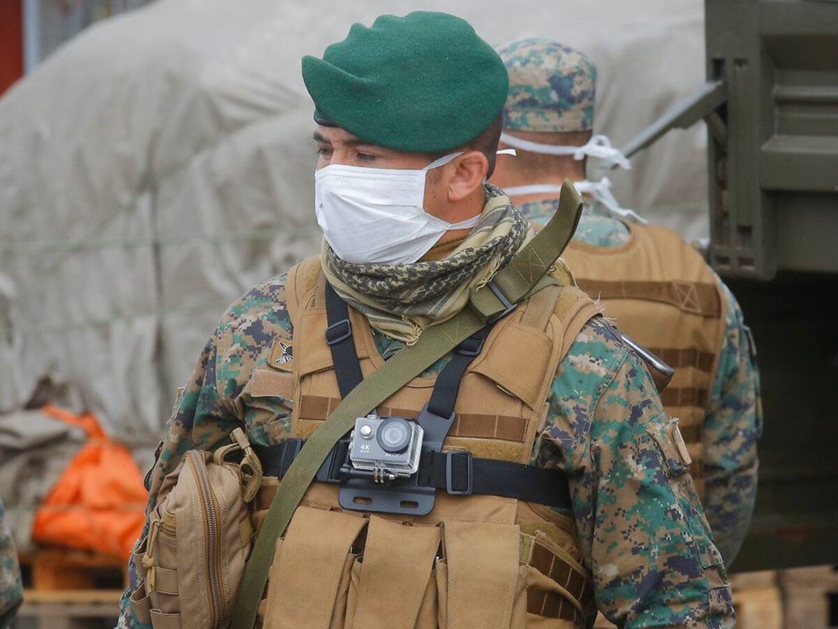 Jefe de defensa en Los Ríos prohibió usar joyas y relojes a FF.AA. y personal policial para evitar contagios