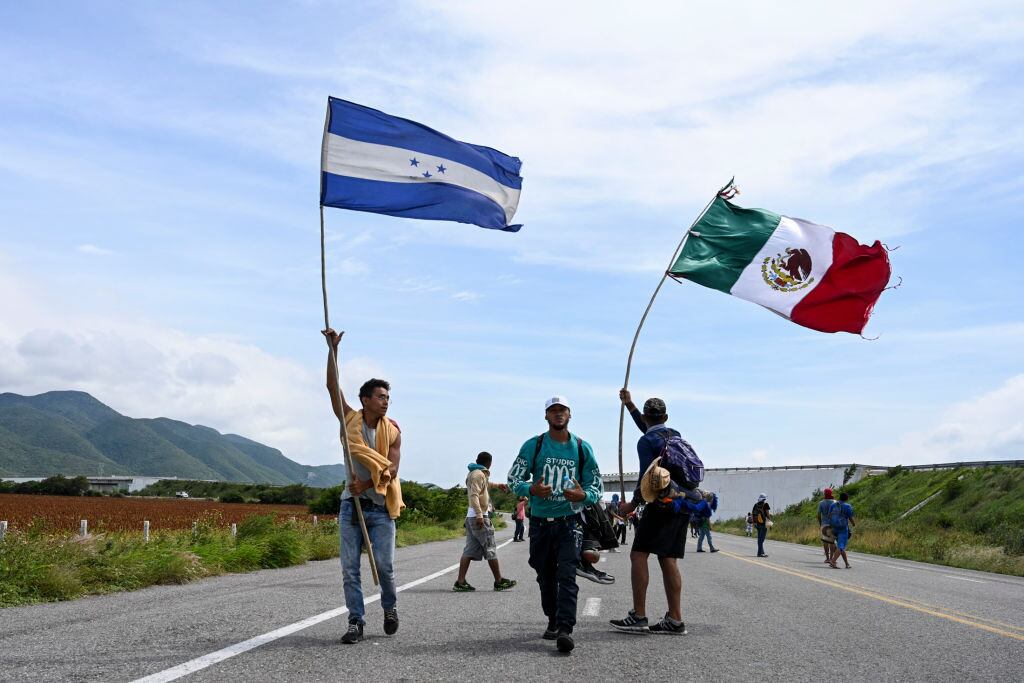 Viajeros de Honduras y México caminan hacia la frontera con EEUU