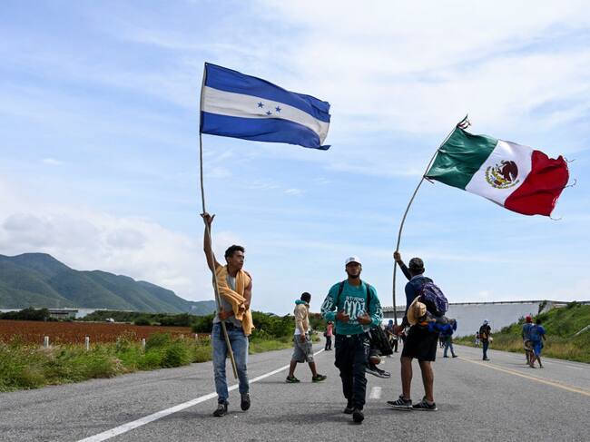 Viajeros de Honduras y México caminan hacia la frontera con EEUU