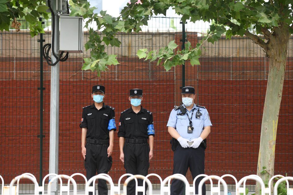 Policías custodian las cuarentenas en la capital de China