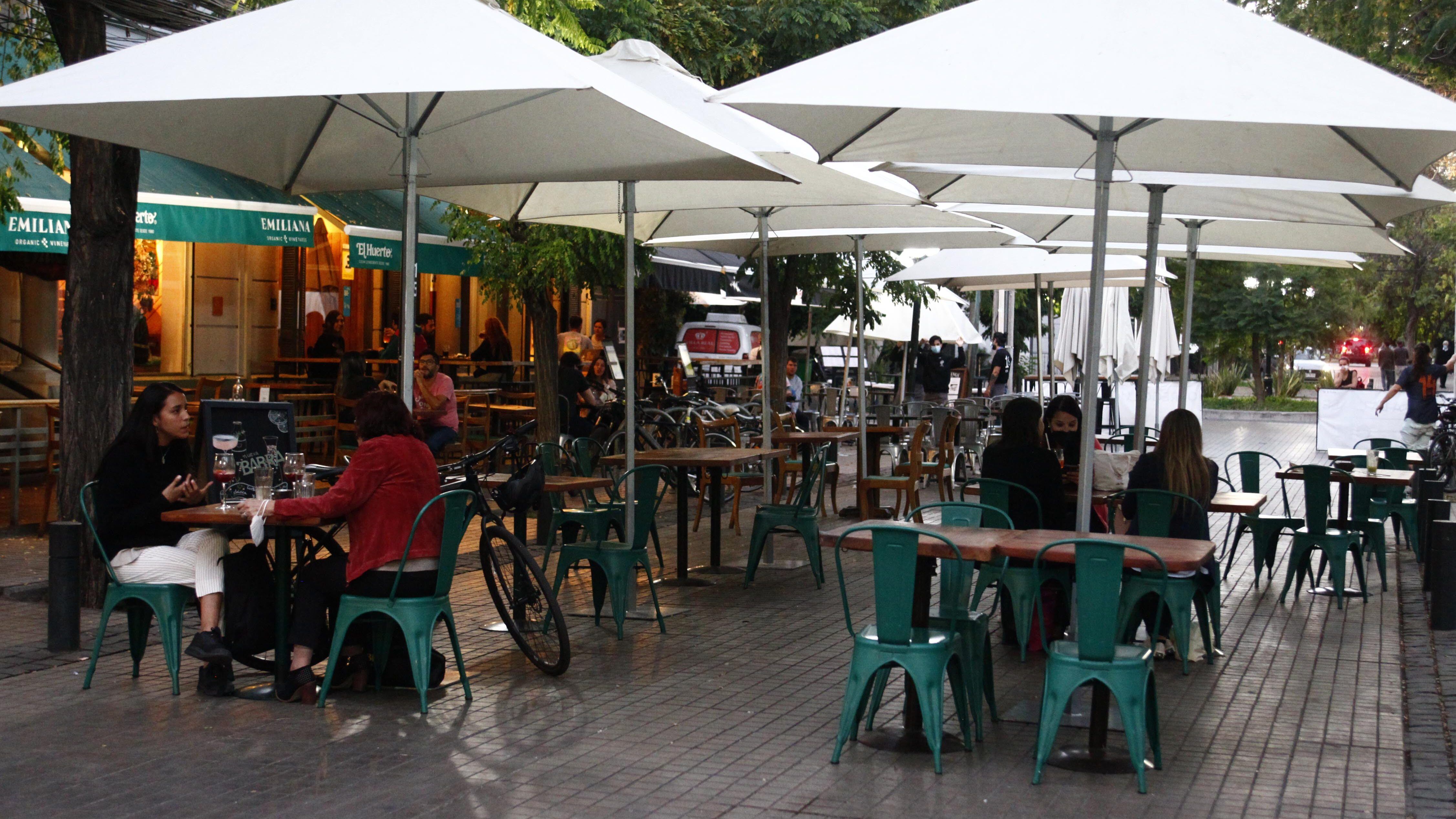 17 de Marzo  de 2021/SANTIAGO Fotografías temáticas de Bares y Restaurantes del sector de  Providencia , donde   Hubo poca asistencia de personas  debido su nuevo horario para la atención de publico   es hasta las 20hrs  FOTO: MAURICIO MENDEZ/ AGENCIAUNO