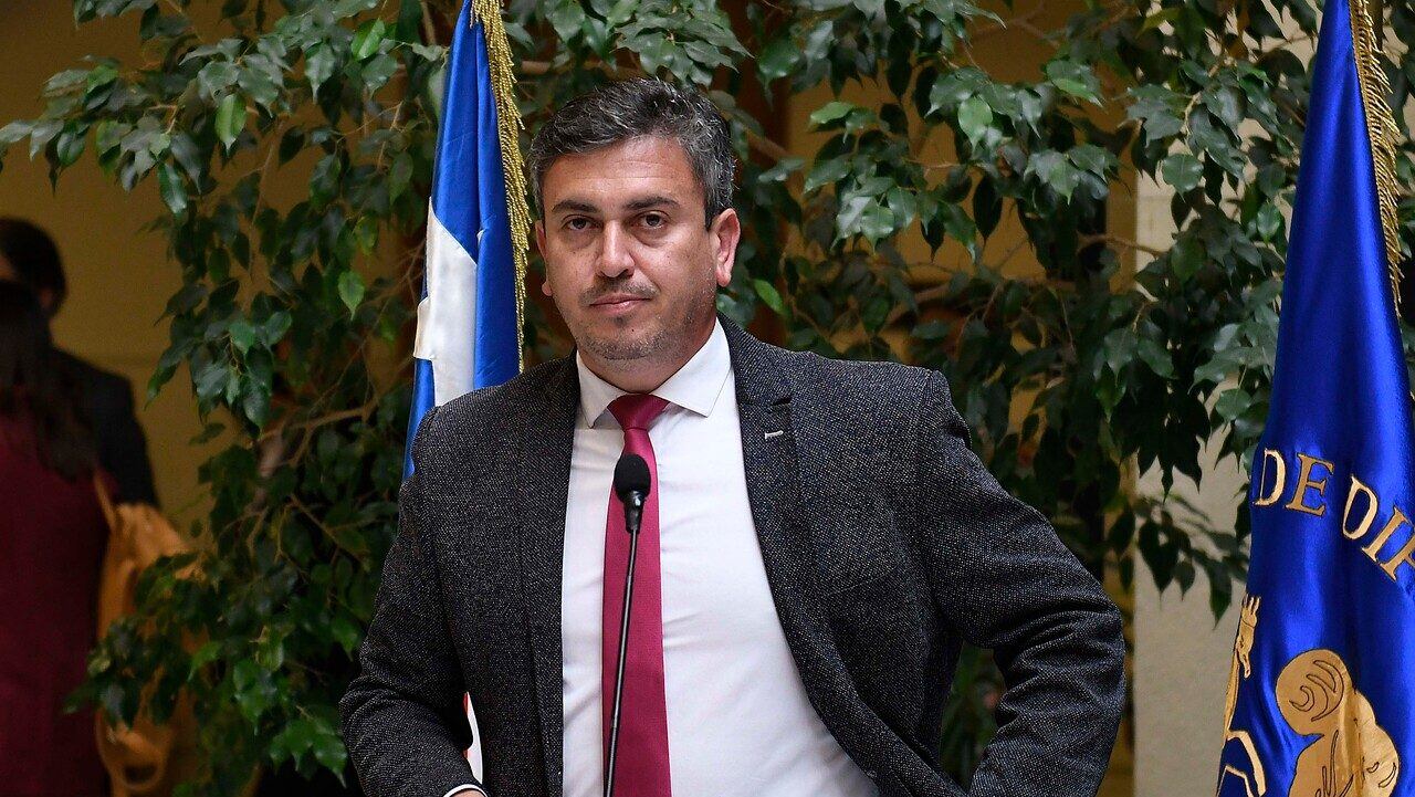 “Su hijo de tres años lo destruyó”: la explicación del diputado Ojeda luego que PDI incautara su celular