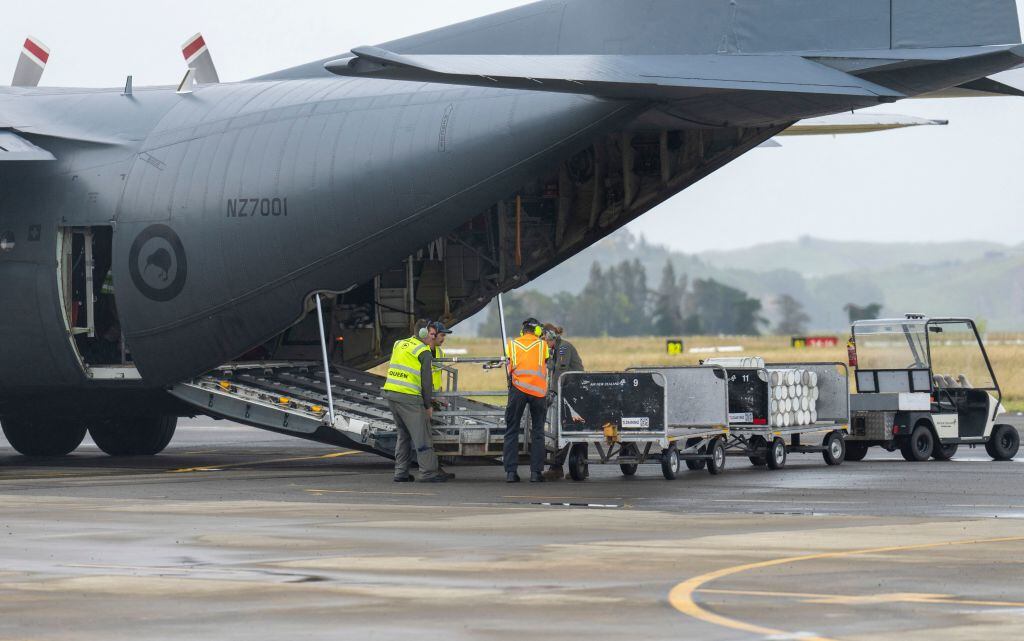 La fuerza aérea de Nueva Zelanda prepara la carga para llevar asistencia hasta Napier