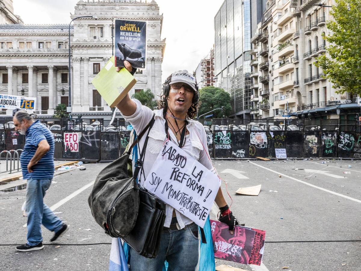 Argentina en alerta: así es la polémica reforma laboral de Milei que desató protestas y podría terminar en paro nacional