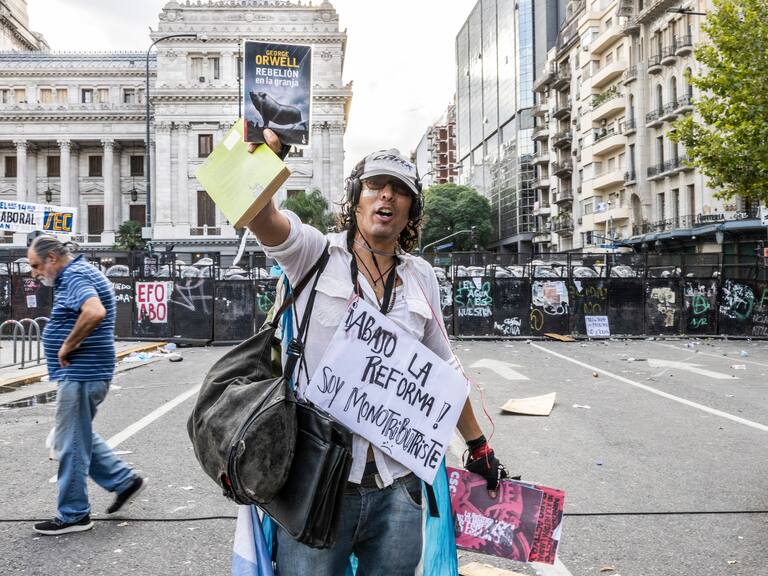 Argentina en alerta: así es la polémica reforma laboral de Milei que desató protestas y podría terminar en paro nacional