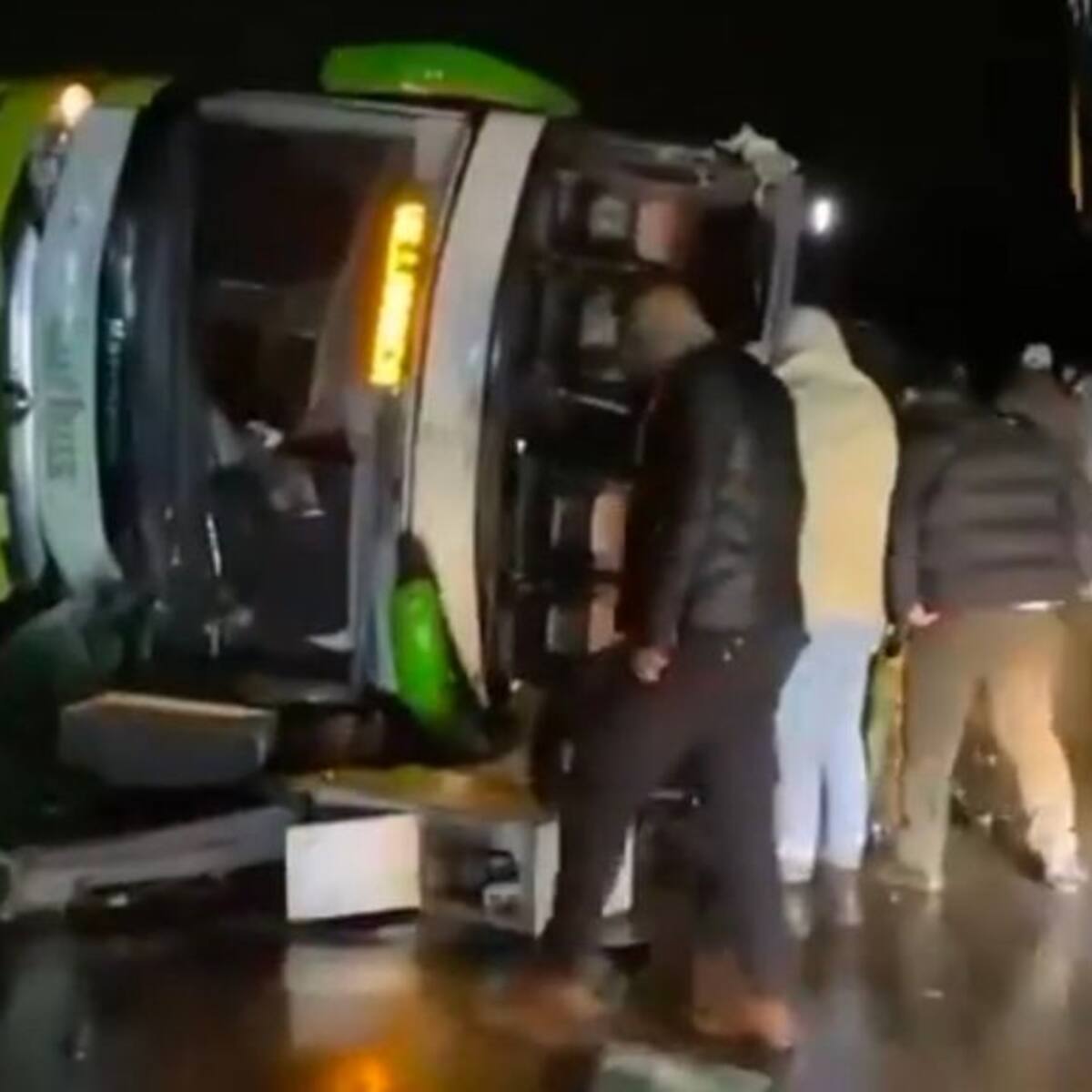 San Javier: volcamiento de bus deja 15 lesionados cerca del lugar donde fallecieron nueve personas este lunes