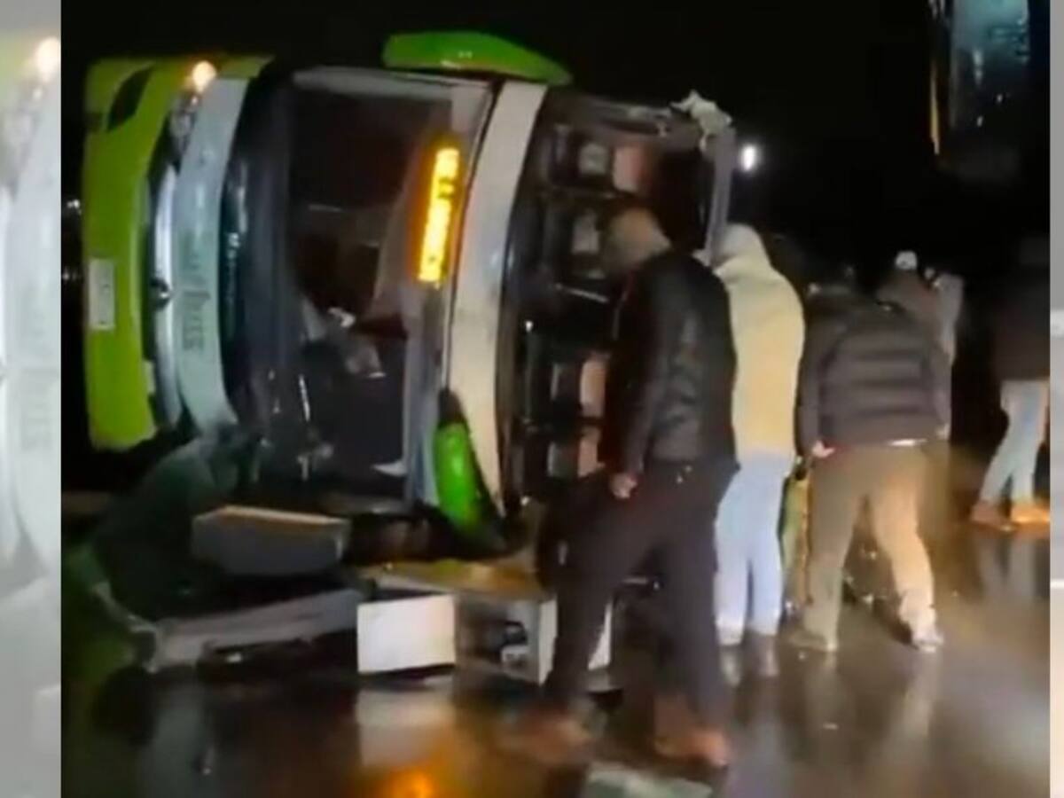 San Javier: volcamiento de bus deja 15 lesionados cerca del lugar donde fallecieron nueve personas este lunes