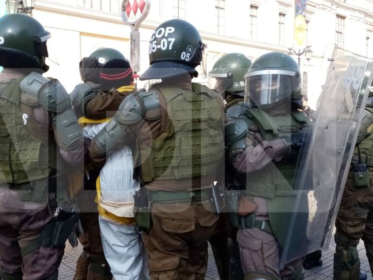 Carabineros detiene a sujeto con overol blanco en medio de manifestaciones a las afueras del Instituto Nacional
