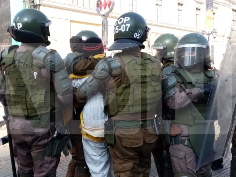 Carabineros detiene a sujeto con overol blanco en medio de manifestaciones a las afueras del Instituto Nacional