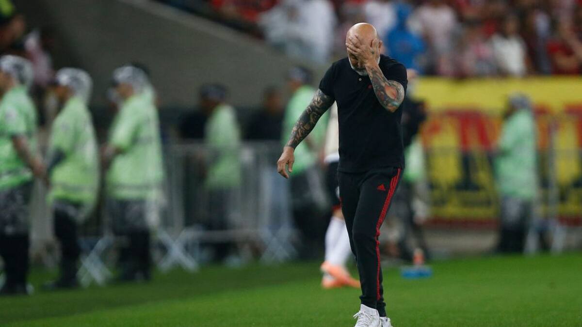 Más problemas para Sampaoli: pateó un micrófono en amargo empate sin goles ante Goiás