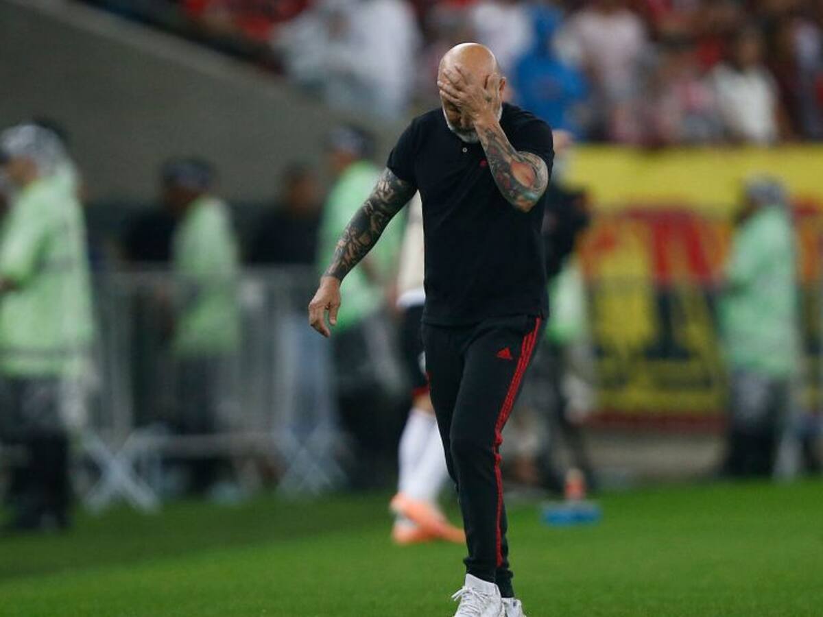 Más problemas para Sampaoli: pateó un micrófono en amargo empate sin goles ante Goiás