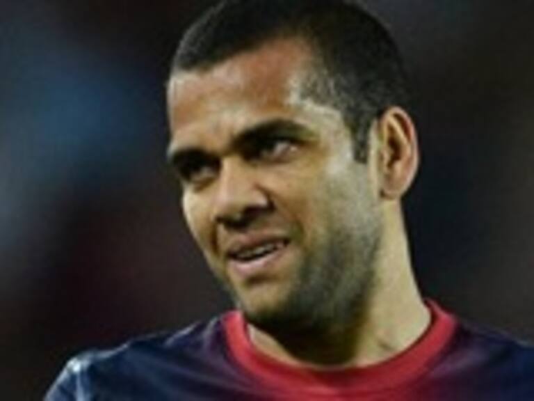 Dani Alves se comió plátano que le arrojaron desde el público en duelo ante Villarreal