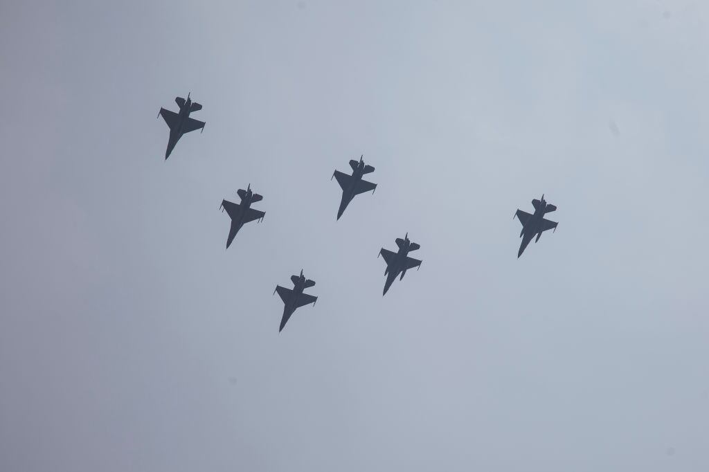 Unos aviones de combate F-16 son parte de una muestra de la fuerza aérea de Indonesia. Esos caza los producen empresas de Estados Unidos.