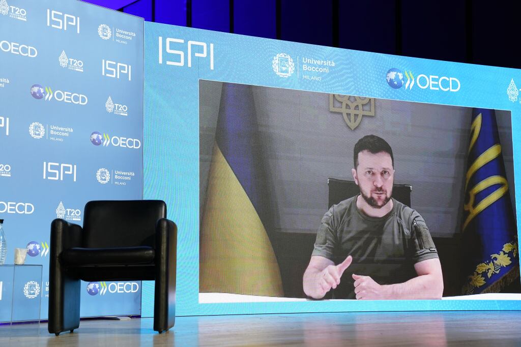 El presidente de Ucrania Volodimir Zelenski habla en un foro de Milán